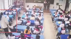 中国小男生踩脏教室地板 被老师当众扇20个耳光